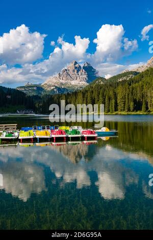 Lac Misurina, Lago di Misurina avec pédalos et le groupe de montagne Tre cime di Lavaredo se reflétant dans l'eau. Banque D'Images