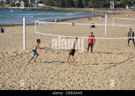 AUCKLAND, NOUVELLE-ZÉLANDE - 12 mai 2019: Sydney / Australie - 12 2019 mai: Hommes jouant au volley-ball à Manly Beach Banque D'Images