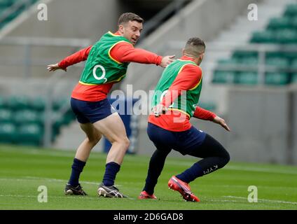 George Ford (à gauche) pendant la séance d'entraînement à Twickenham, Londres. Banque D'Images