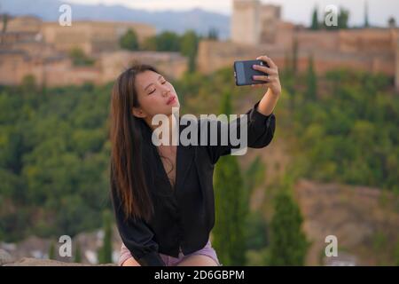 Portrait de style de vie de jeunes, beaux et heureux touristes asiatiques chinois Femme ayant des vacances d'été en Europe prenant selfie avec mobile téléphone à l'adresse suivante Banque D'Images