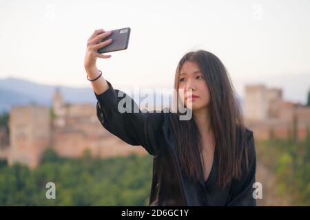 Portrait de style de vie de jeunes, beaux et heureux touristes japonais asiatiques Femme ayant des vacances d'été en Europe prenant selfie avec mobile téléphone au plus Banque D'Images