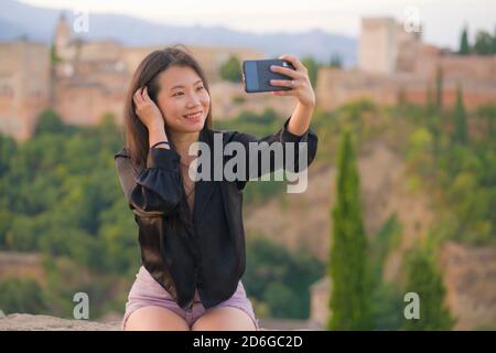 Portrait de style de vie de jeunes, beaux et heureux touristes japonais asiatiques Femme ayant des vacances d'été en Europe prenant selfie avec mobile téléphone au plus Banque D'Images