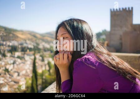 Portrait de style de vie de jeune beau et heureux touriste coréen asiatique Femme ayant des vacances d'été en Europe appréciant joyeuse visite belle Alham Banque D'Images