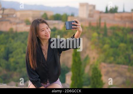 Portrait de style de vie de jeune beau et heureux touriste coréen asiatique Femme ayant des vacances d'été en Europe prenant selfie avec mobile le téléphone est magnifique Banque D'Images