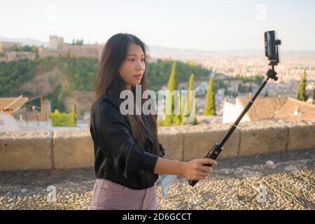 Portrait de style de vie de jeune beau et heureux touriste coréen asiatique Femme ayant des vacances d'été en Europe prenant selfie avec mobile le téléphone est magnifique Banque D'Images