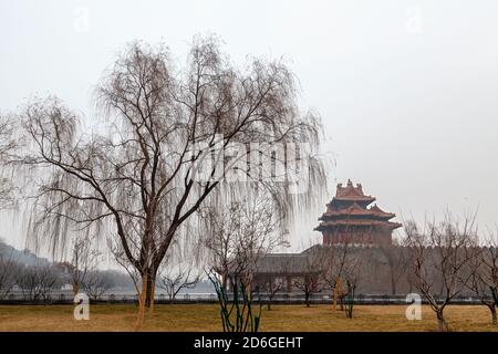 Tour au nord-ouest de la Cité interdite, , Pékin, Chine. Une journée d'hiver brumeuse Banque D'Images