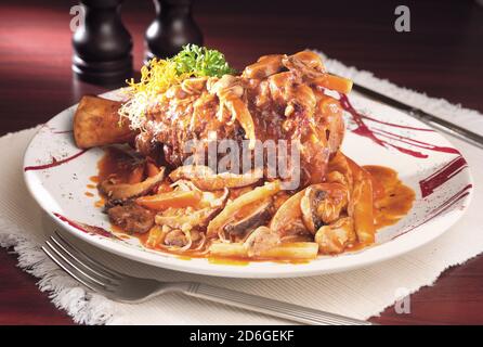 Jarret d'agneau braisé avec champignons et légumes Banque D'Images