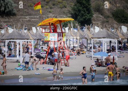 Constanta, Roumanie - 5 juillet 2020 : sauveteurs roumains sur une plage de la mer Noire pendant l'épidémie de Covid-19 pendant une journée ensoleillée d'été. Banque D'Images