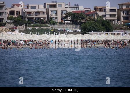 Constanta, Roumanie - 5 juillet 2020: Les gens apprécient l'eau et le sable sur une plage de la mer Noire pendant l'épidémie de Covid-19 pendant la journée ensoleillée d'été. Banque D'Images