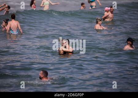 Constanta, Roumanie - 5 juillet 2020: Les gens apprécient l'eau et le sable sur une plage de la mer Noire pendant l'épidémie de Covid-19 pendant la journée ensoleillée d'été. Banque D'Images