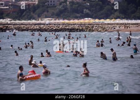 Constanta, Roumanie - 5 juillet 2020: Les gens apprécient l'eau et le sable sur une plage de la mer Noire pendant l'épidémie de Covid-19 pendant la journée ensoleillée d'été. Banque D'Images