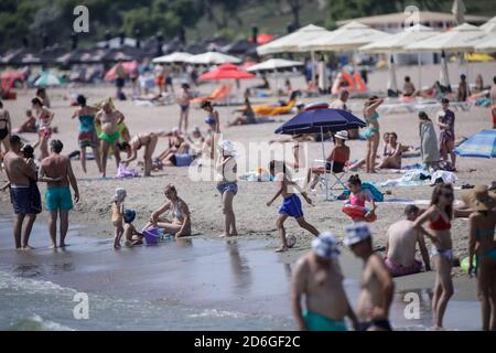 Constanta, Roumanie - 5 juillet 2020: Les gens apprécient l'eau et le sable sur une plage de la mer Noire pendant l'épidémie de Covid-19 pendant la journée ensoleillée d'été. Banque D'Images