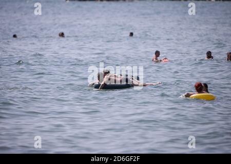 Constanta, Roumanie - 5 juillet 2020: Les gens apprécient l'eau et le sable sur une plage de la mer Noire pendant l'épidémie de Covid-19 pendant la journée ensoleillée d'été. Banque D'Images