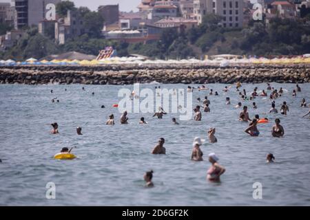 Constanta, Roumanie - 5 juillet 2020: Les gens apprécient l'eau et le sable sur une plage de la mer Noire pendant l'épidémie de Covid-19 pendant la journée ensoleillée d'été. Banque D'Images