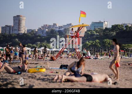 Constanta, Roumanie - 3 juillet 2020 : sauveteur roumain sur une plage de la mer Noire pendant l'épidémie de Covid-19 au crépuscule d'une journée d'été. Banque D'Images