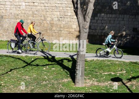 Valencia famille faire du vélo Turia Park Trail City Park People piste cyclable Spain Footpath Banque D'Images