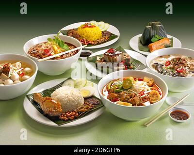 Assortiment d'aliments préférés malaisiens - asam laksa, banmian (nouilles faites à la main), curry laksa, nouilles au poissball, nasi briyani, nasi lemak, otak otak (nyony Banque D'Images