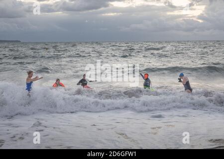 Myrtleville, Cork, Irlande. 17 octobre 2020. Nageurs au lever du soleil Dolores Mahony, Eilis O'Keffee, Niamh Cutbert, Claire Levis et Pamela Coniry vont pour un plongeon à l'aube dans la mer froide à Myrtleville, Co. Cork, Irlande. - crédit; David Creedon / Alamy Live News Banque D'Images