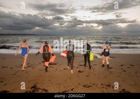 Myrtleville, Cork, Irlande. 17 octobre 2020. Nageurs au lever du soleil Dolores Mahony, Eilis O'Keffee, Niamh Cutbert, Claire Levis et Pamela Coniry vont pour un plongeon à l'aube dans la mer froide à Myrtleville, Co. Cork, Irlande. - crédit; David Creedon / Alamy Live News Banque D'Images