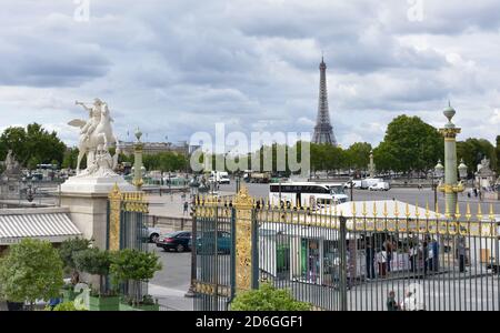 Vue depuis le jardin des Tuileries avec la place de la Concorde et la Tour Eiffel. Paris, France. 13 août 2019. Banque D'Images