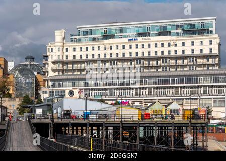 Park Inn Palace Hotel et le centre commercial Royals sur le front de mer à Southend on Sea, Essex, Royaume-Uni, vue depuis Southend Pier. Huttes colorées Banque D'Images