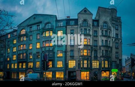 Architecture Art Nouveau sur une façade de bâtiment à Riga, Lettonie. Bâtiment d'architecture Jugendstil dans la ville médiévale. Paysage urbain nocturne. Banque D'Images