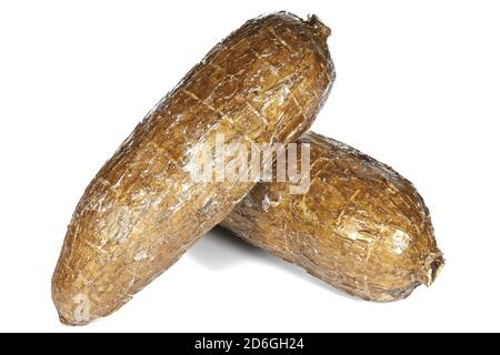 tubercules de manioc isolés sur fond blanc Banque D'Images