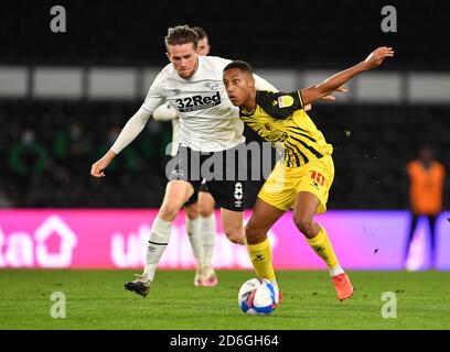 DERBY, ANGLETERRE. 16 OCTOBRE Joao Pedro de Watford bataille avec Max Bird, pendant le match de championnat Sky Bet entre Derby County et Watford au Pride Park, Derby le vendredi 16 octobre 2020. (Credit: Jon Hobley | MI News) Credit: MI News & Sport /Alay Live News Banque D'Images