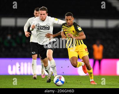 DERBY, ANGLETERRE. 16 OCTOBRE Joao Pedro de Watford bataille avec Max Bird, pendant le match de championnat Sky Bet entre Derby County et Watford au Pride Park, Derby le vendredi 16 octobre 2020. (Credit: Jon Hobley | MI News) Credit: MI News & Sport /Alay Live News Banque D'Images