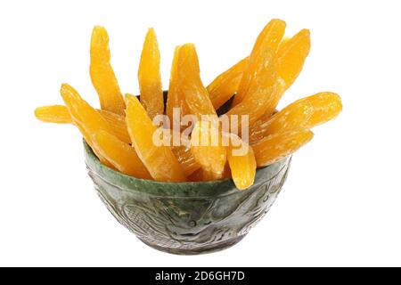 patates douces séchées dans un bol de jade vintage isolé sur arrière-plan blanc Banque D'Images