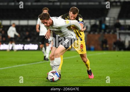 DERBY, ANGLETERRE. 16 OCTOBRE Max Bird of Derby County retient Tom Cleverley de Watford lors du match de championnat Sky Bet entre Derby County et Watford au Pride Park, Derby le vendredi 16 octobre 2020. (Credit: Jon Hobley | MI News) Credit: MI News & Sport /Alay Live News Banque D'Images