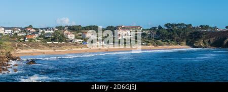 Vue panoramique sur une plage de Portonovo, à l'extérieur de la Ria de Pontevedra, en Espagne. Banque D'Images