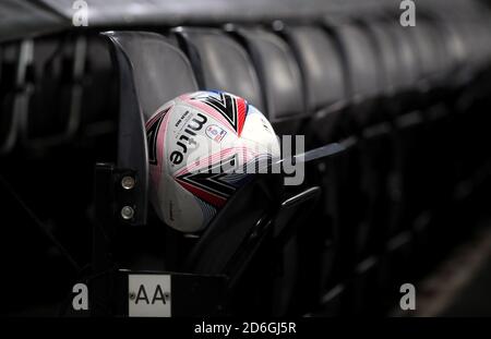 Un ballon de match Mitre Delta Max dans les stands pendant le match du championnat Sky Bet à Pride Park, Derby. Banque D'Images