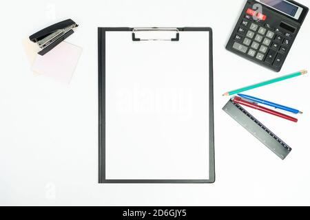 Nouveau presse-papiers noir avec vue de dessus des outils de bureau Banque D'Images