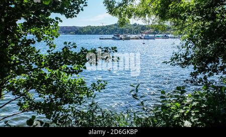 Vue magnifique sur le lac Malären avec ses arbres et ses bateaux À Stockholm Banque D'Images