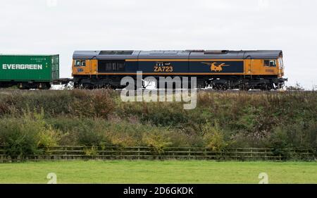 GB Railfreight classe 66 diesel locomotive ZA723 (66723) 'Chinook' tirant un train freightliner, Warwickshire, Royaume-Uni. Banque D'Images