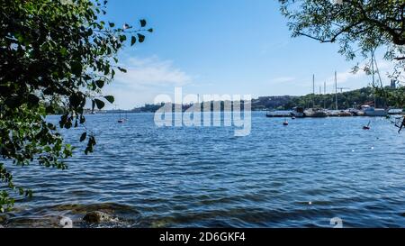 Vue magnifique sur le lac Malären avec ses arbres et ses bateaux À Stockholm Banque D'Images