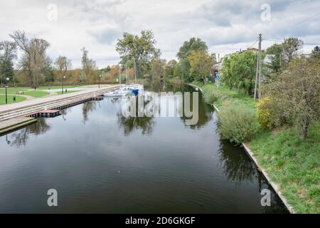 Barcin / Pologne - paysage urbain du côté de la rivière. Banque D'Images