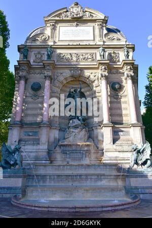 Fontaine Saint-Michel au quartier Latin par une journée ensoleillée. Paris, France. Banque D'Images