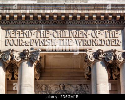 Inscription au-dessus de l'entrée de la Cour pénale centrale connue sous le nom de Old Bailey à Londres, Angleterre Royaume-Uni qui lit défendre les enfants des pauvres Banque D'Images