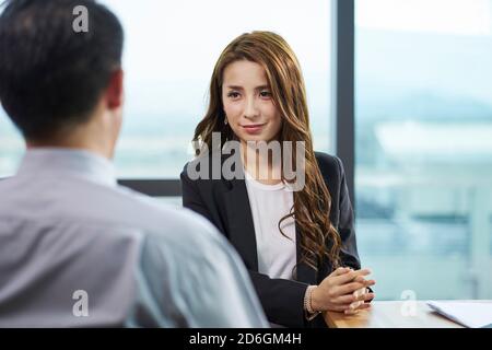 jeune femme d'affaires asiatique interrogée par le responsable des rh à bureau d'entreprise moderne Banque D'Images