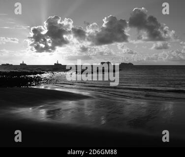 Plage de la Laja au lever du soleil, navires et ciel avec des nuages bas, Las Palmas de Gran Canaria, Espagne Banque D'Images