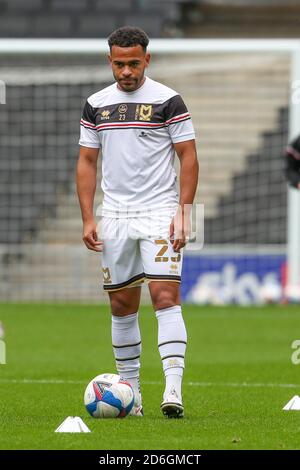 MILTON KEYNES, ANGLETERRE. LE 17 OCTOBRE 2020, Milton Keynes met Louis Thompson avant la Sky Bet League un match entre MK Dons et Gillingham au stade MK, Milton Keynes, le samedi 17 octobre 2020. (Credit: John Cripps | MI News) Credit: MI News & Sport /Alay Live News Banque D'Images