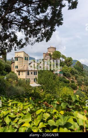 Vue sur Castello Brown, musée du XVIe siècle à Portofino en Italie. Arbres et verdure autour du bâtiment historique. Banque D'Images