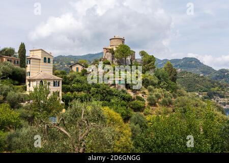 Vue sur Castello Brown, musée du XVIe siècle à Portofino en Italie. Arbres et verdure autour du bâtiment historique. Banque D'Images