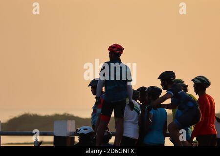 Chennai, Tamilnadu, Inde. 18 octobre 2020. Un groupe Silhouette Sport hommes se réunissent au sommet d'un pont près de la mer dans la matinée tout en faisant des autophotos de selfie Banque D'Images