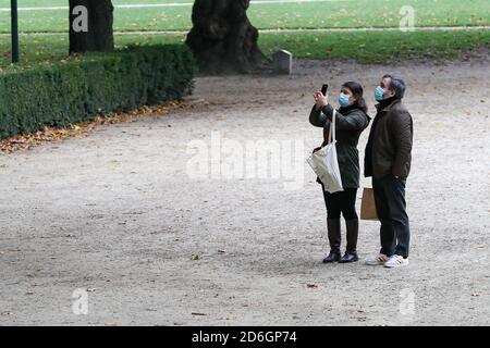 Bruxelles, Belgique. 17 octobre 2020. Des personnes portant un masque facial sont vues au Parc du Cinquantenaire à Bruxelles, Belgique, le 17 octobre 2020. Le Premier ministre belge Alexander de Croo a annoncé vendredi des mesures plus strictes, y compris un couvre-feu national, pour limiter la propagation de la COVID-19 à la fin d'une réunion du Comité de consultation. Selon de Croo, un couvre-feu de minuit à 5 heures sera imposé dans tout le pays à partir de lundi. Credit: Zhang Cheng/Xinhua/Alay Live News Banque D'Images