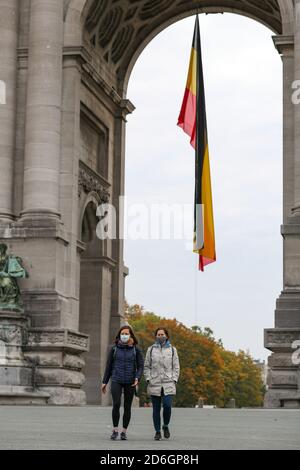 Bruxelles, Belgique. 17 octobre 2020. Des personnes portant un masque facial sont vues au Parc du Cinquantenaire à Bruxelles, Belgique, le 17 octobre 2020. Le Premier ministre belge Alexander de Croo a annoncé vendredi des mesures plus strictes, y compris un couvre-feu national, pour limiter la propagation de la COVID-19 à la fin d'une réunion du Comité de consultation. Selon de Croo, un couvre-feu de minuit à 5 heures sera imposé dans tout le pays à partir de lundi. Credit: Zhang Cheng/Xinhua/Alay Live News Banque D'Images