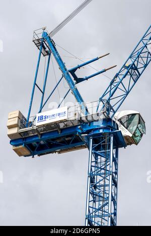 Travaux de construction en cours sur l'aménagement immobilier Clifftown Shore à Southend on Sea, Essex. Maisons en bord de mer. Grue trident soulever Solutions Banque D'Images