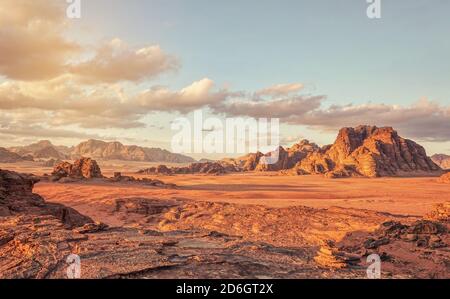 Mars rouge comme le paysage dans le désert de Wadi Rum, en Jordanie, ce lieu a été utilisé comme cadre pour de nombreux films de science-fiction Banque D'Images